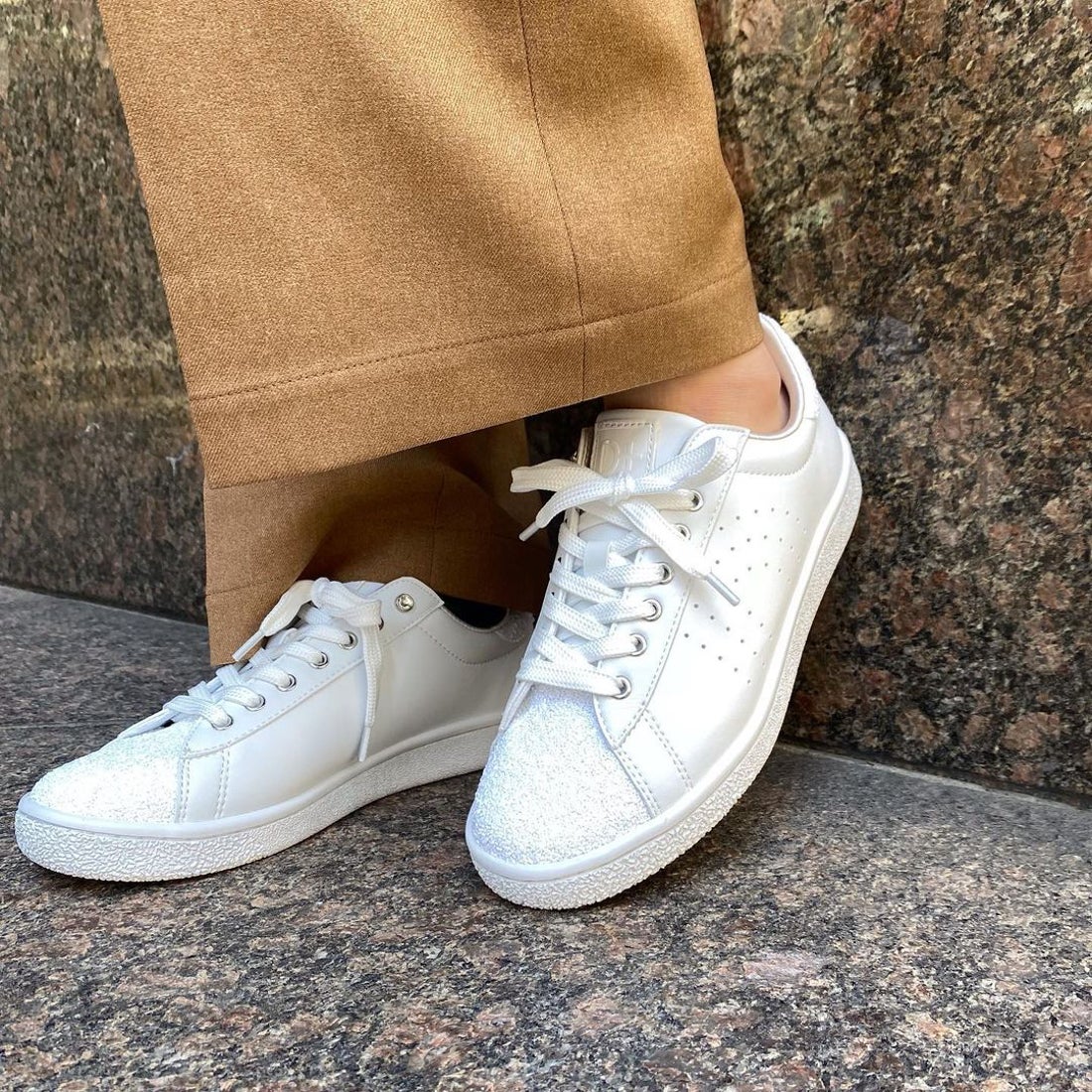 ＋diana プラスダイアナ +diana ビジュー付きグリッタースニーカー