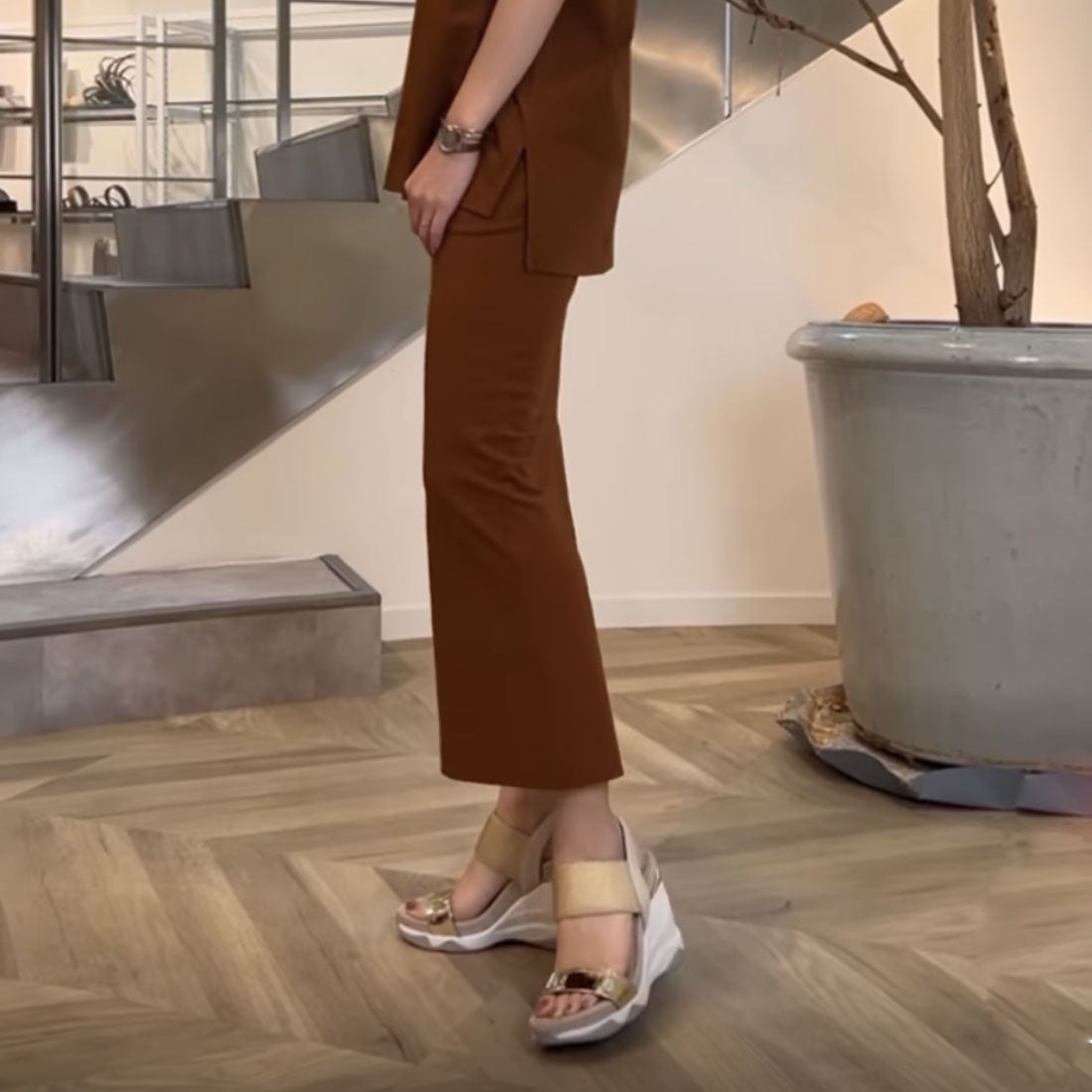 プラスダイアナ ＋diana ハイウェッジ メタリックサンダル （ゴールド