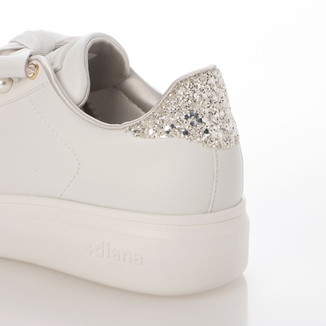 プラスダイアナ ＋diana パールビジュー付きリボンスニーカー （白人工