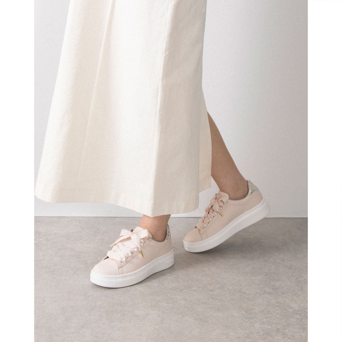 プラスダイアナ ＋diana パールビジュー付きリボンスニーカー （白人工