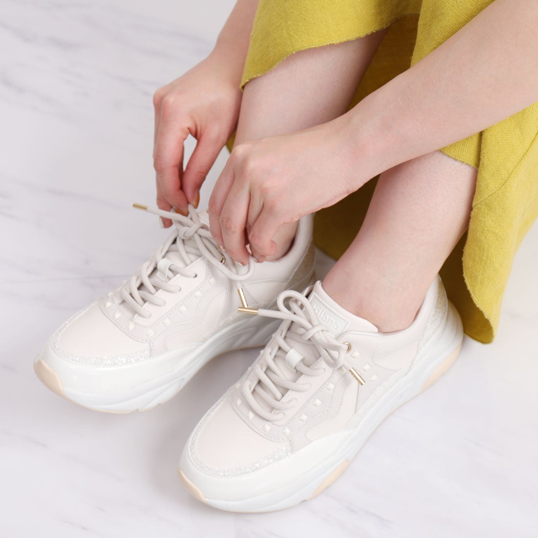 プラスダイアナ ＋diana スタッズダッドスニーカー （アイボリー人工