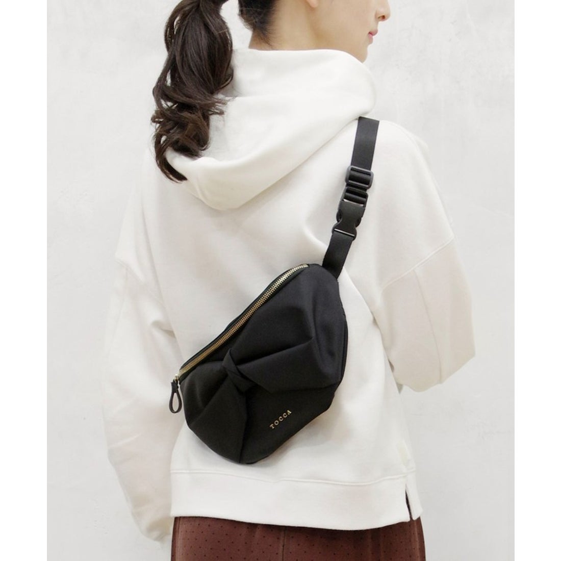 トッカ TOCCA 【撥水】RIBBON KNOT BODY BAG ボディバッグ （ネイビー