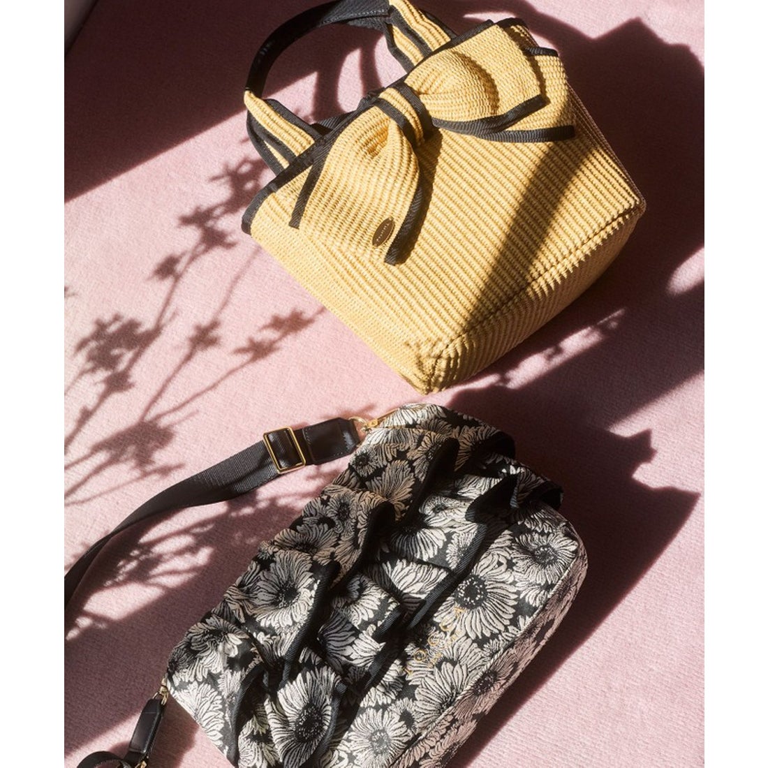 トッカ TOCCA FRILL POCHETTE ポシェット （ブラック系