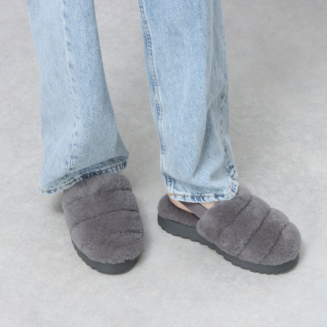 アグ UGG スーパーフラッフスリッパ サンダル （チャコール） -靴