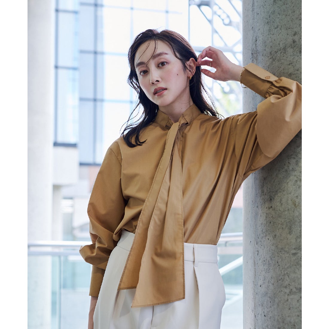 ユアーズ ur's プチハイネックボウタイブラウス （キャメル