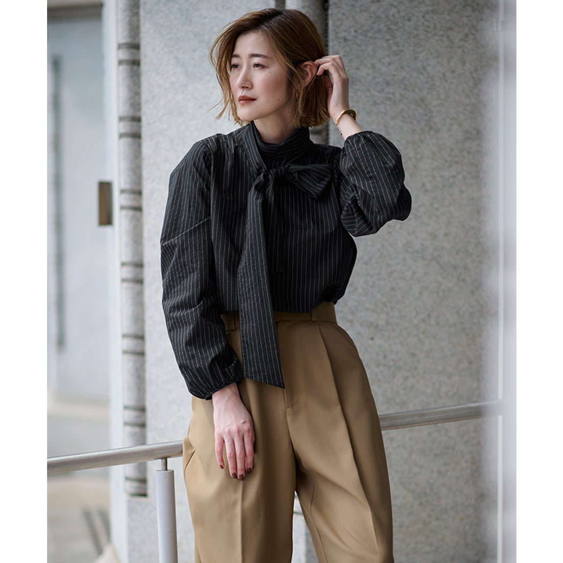 ユアーズ ur's ボウタイ付シアーハイネックブラウス （ネイビー） -靴