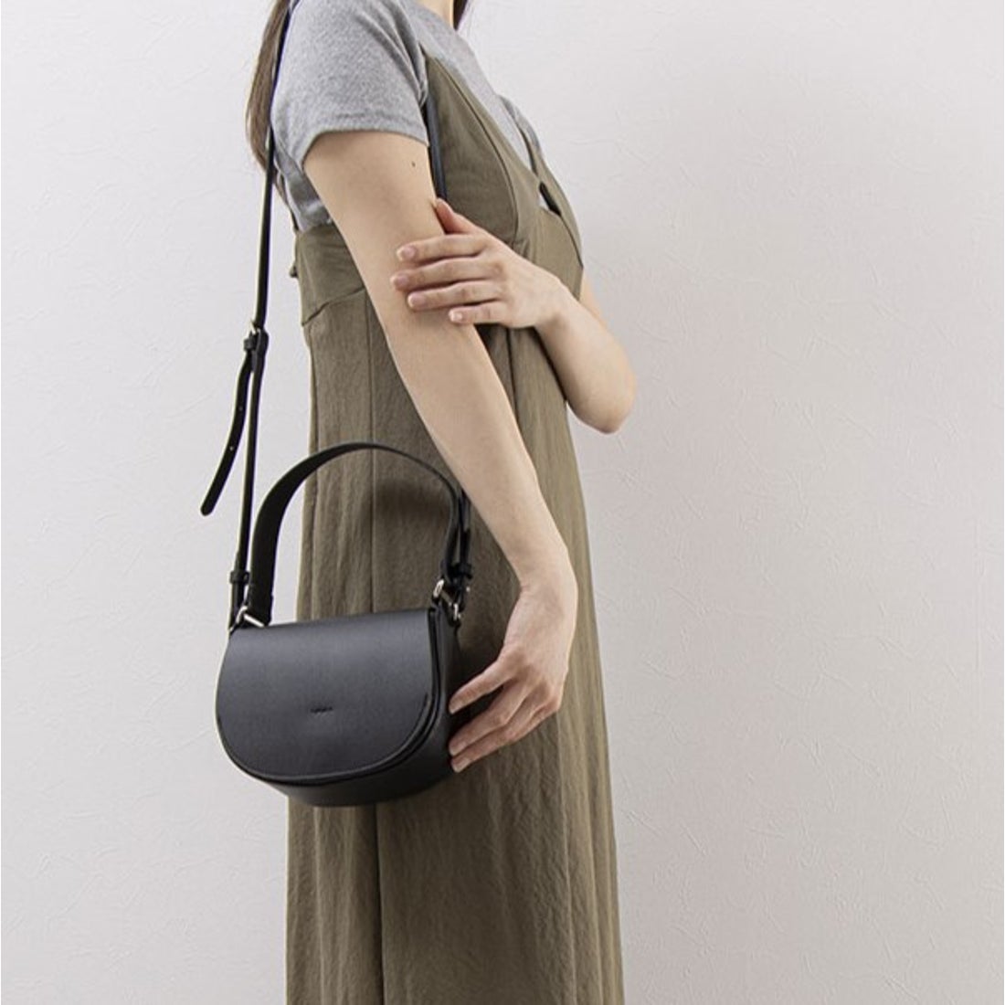 ヤーキ YAHKI ヴィーガンレザー2WAYハーフムーンハンドバッグ （BLACK