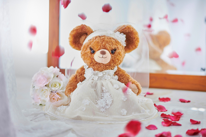 ラプンツェルらしいお花飾りをあしらった、三つ編みスタイルの