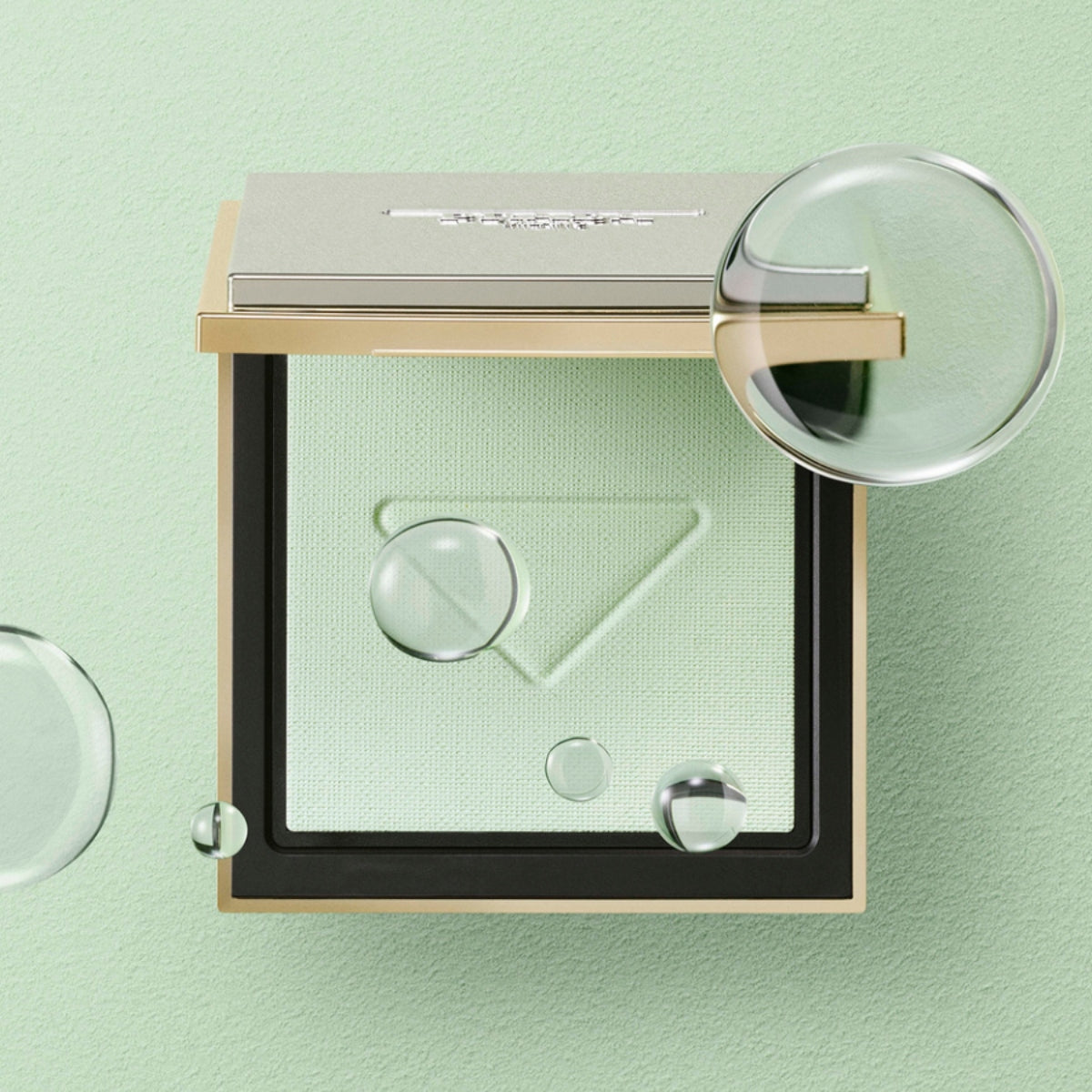 透明のヴェールのように肌を包み込む プラダ グリーンの「リセット