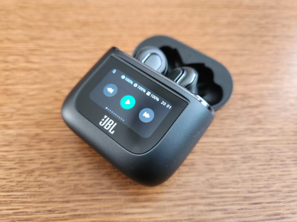 ディスプレイ搭載充電ケースだけが長所じゃない JBL TOUR PRO 2