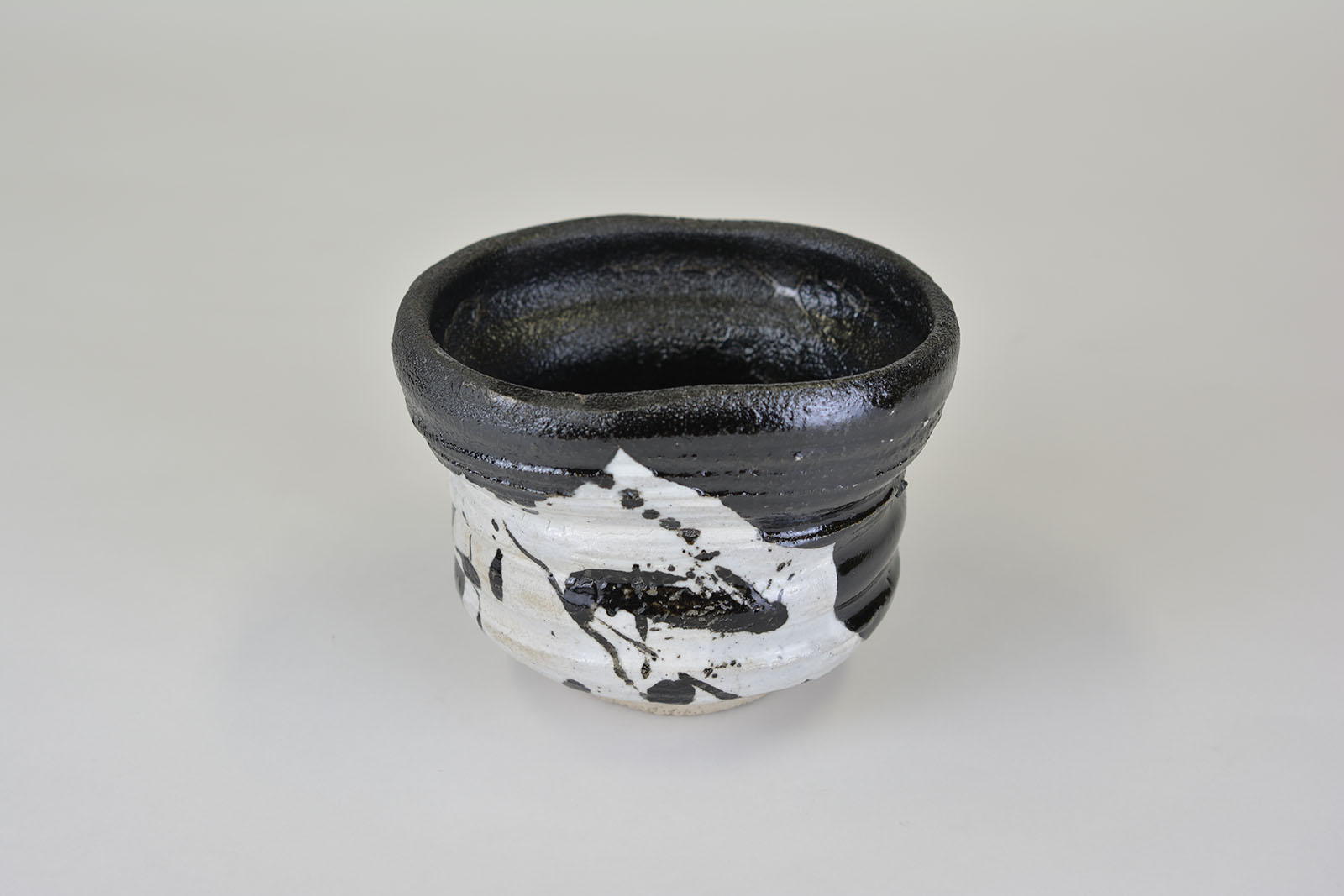D-IK1284-H21｜本村満文｜黒織部茶碗｜本間美術館所蔵作品データベース