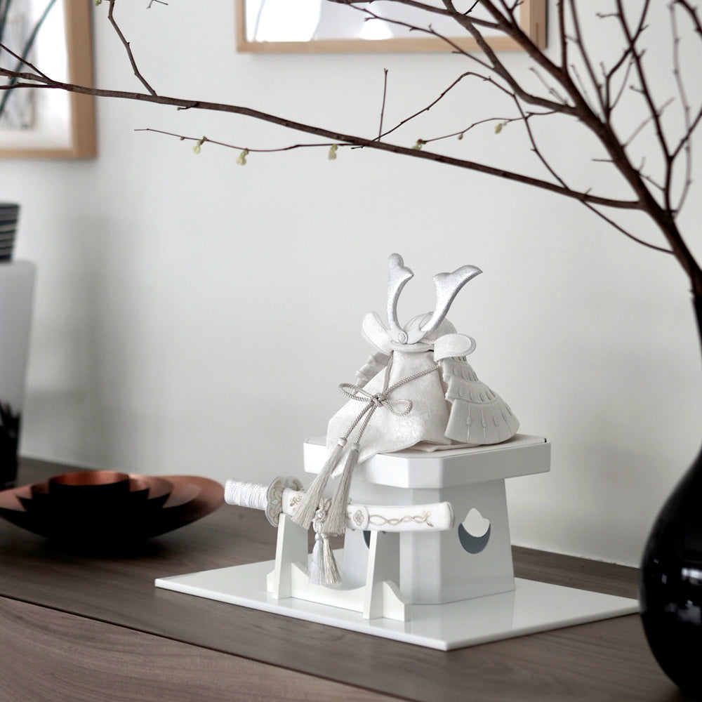 五月人形・兜飾り HAKI（ハキ） 白耀 -shiro- 特注金襴西陣織 cuna