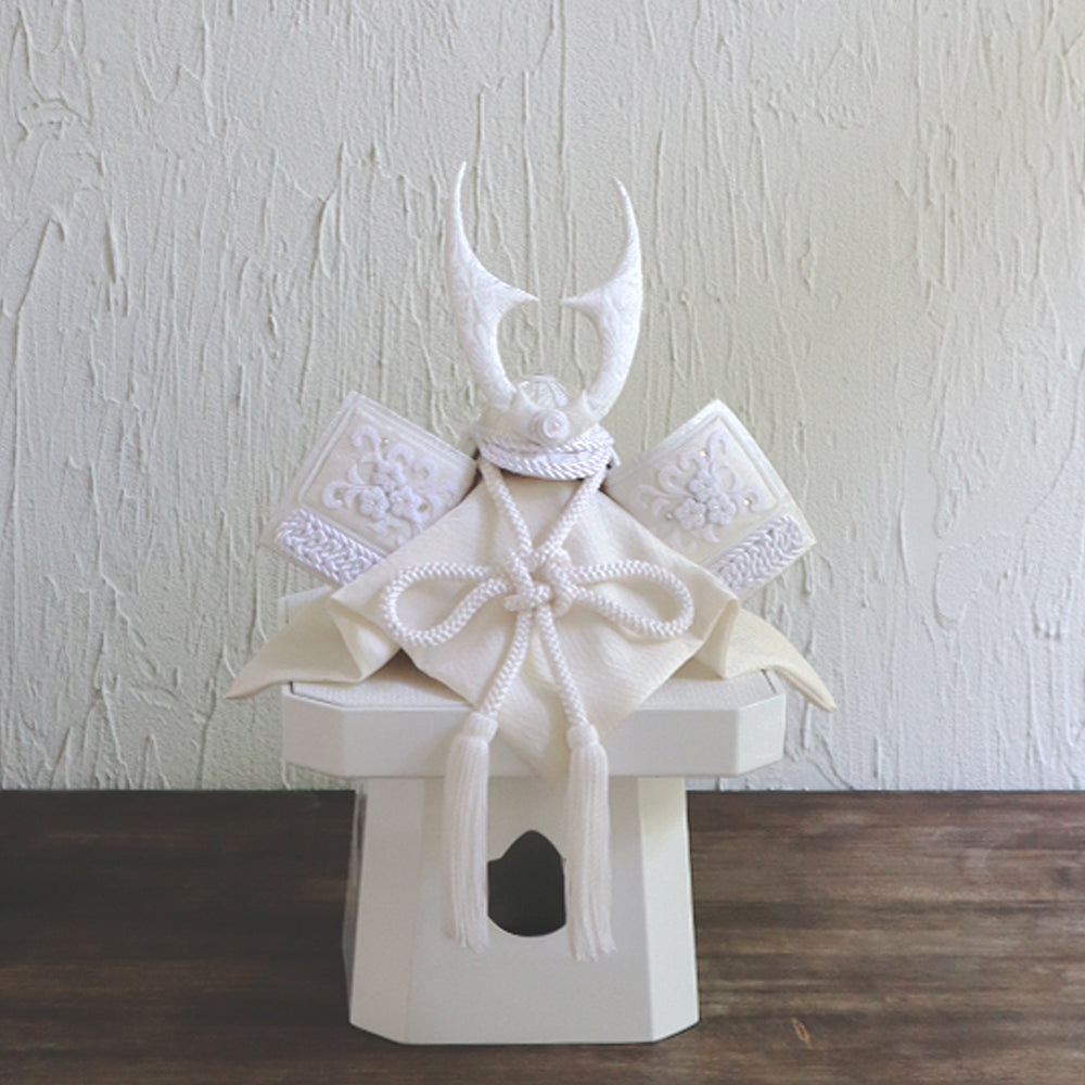 五月人形・兜飾り HAKI（ハキ） プレミアム西陣織シリーズ 白粋｜出産