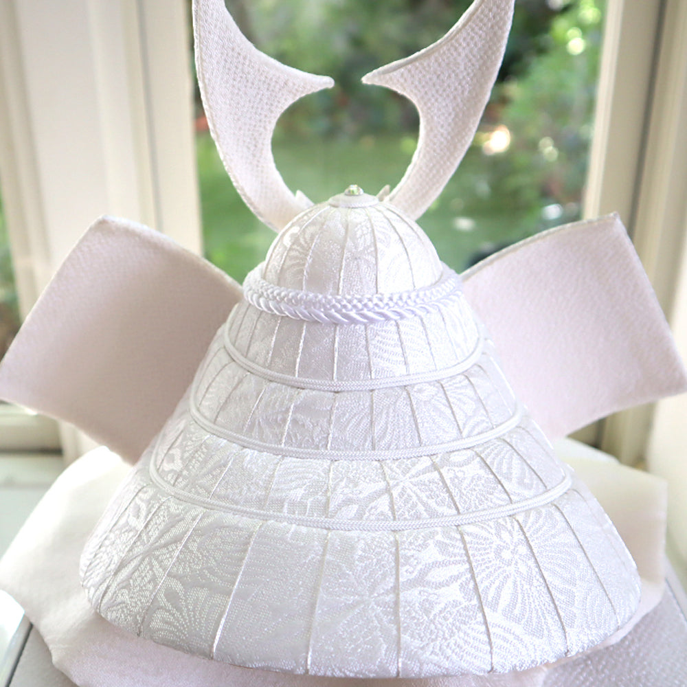 五月人形・兜飾り HAKI（ハキ） プレミアム西陣織シリーズ 白粋｜出産