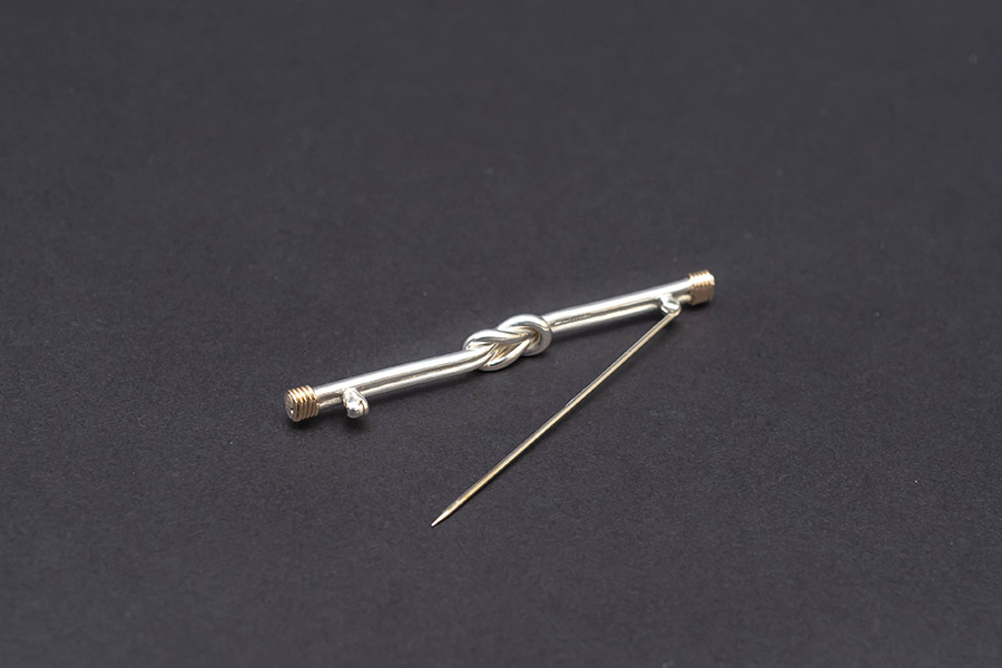 ティファニー ノット ピンブローチ（スターリングシルバー×14金）を