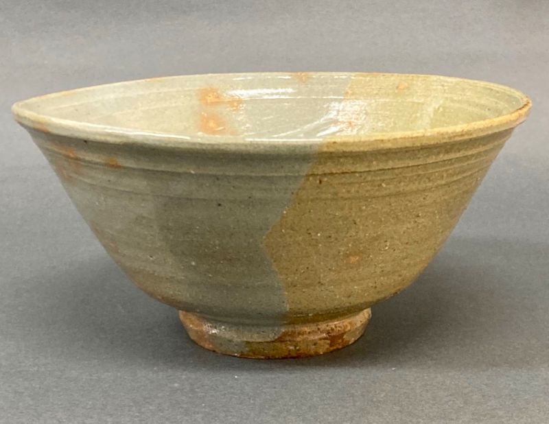 茶道具】伊羅保 片身替 茶碗 （内刷毛目） *3代 清水日呂志 駕洛窯