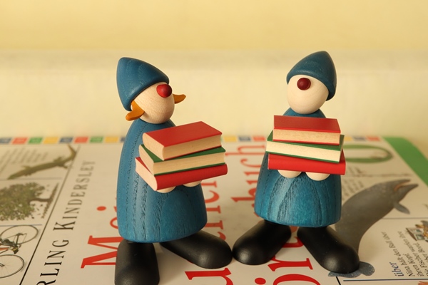 本を持つビリー 青 – ドイツ・ザイフェンの木のおもちゃ seiffen