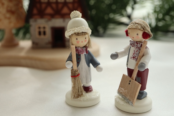 女の子とほうき – ドイツ・ザイフェンの木のおもちゃ seiffen