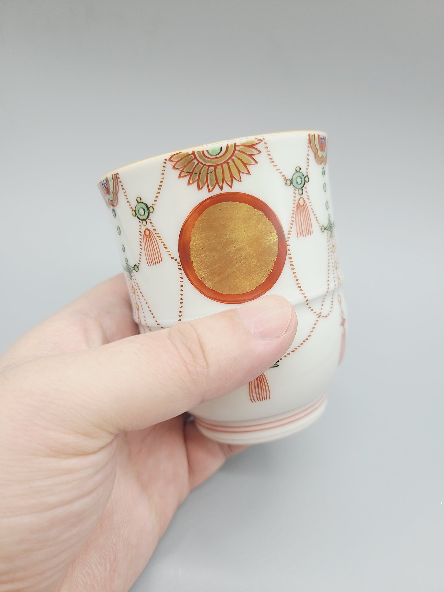 京焼・清水焼 叶松谷 赤絵金襴手瓔珞湯呑 – SEIKADO