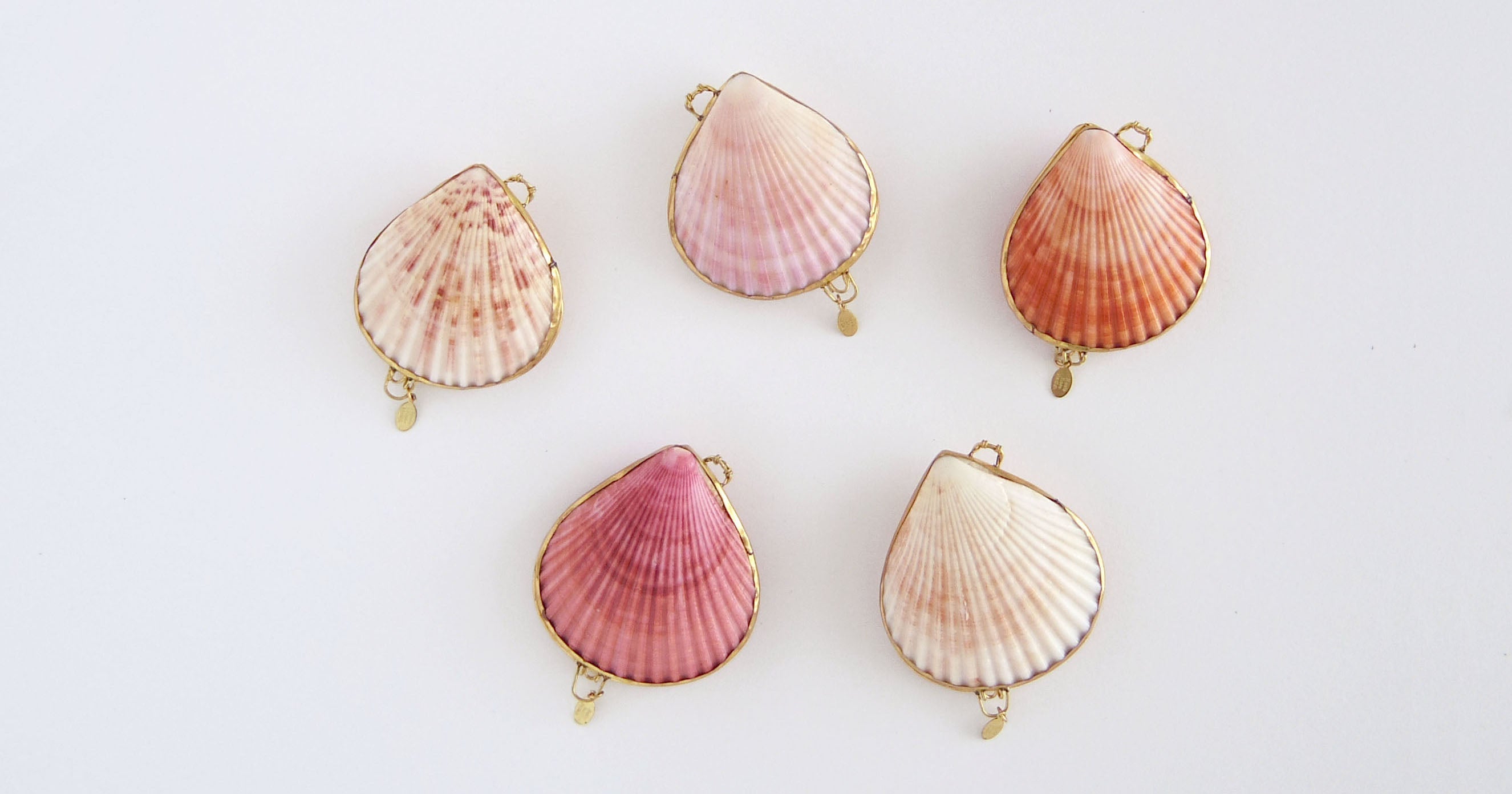 ROOTS ROSE RADISH ソリッドパフューム J〈シダーウッドミルラ