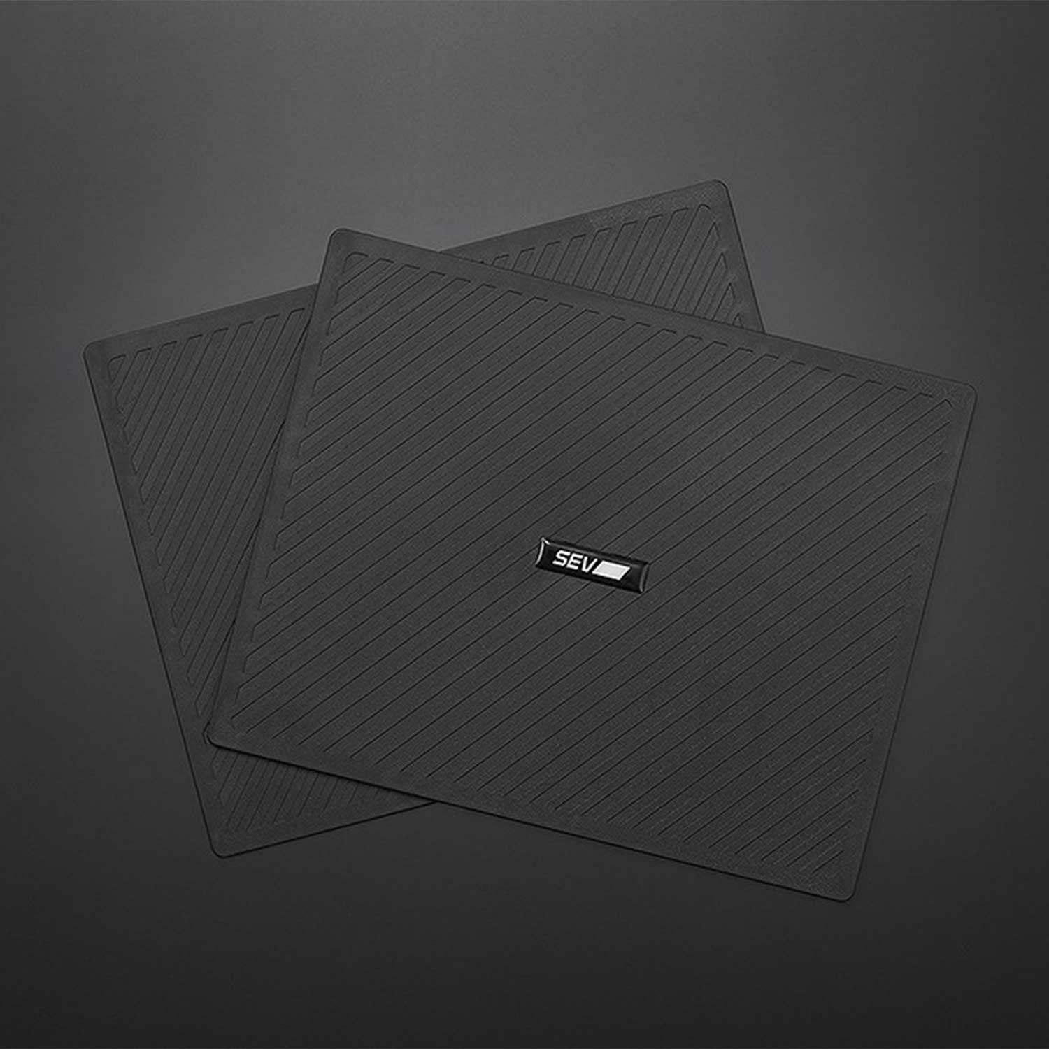 SEVフラットパネル+ シート下や背面に 車内空間の快適性とリラックス