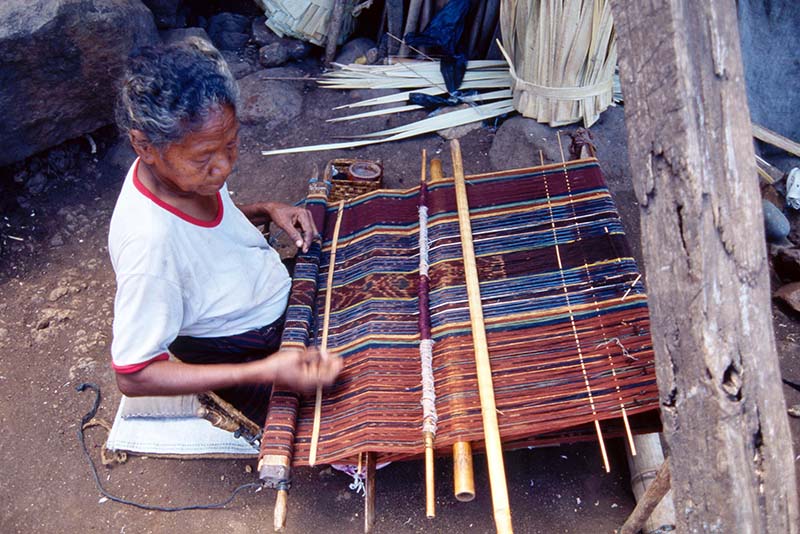 イカットから観る、インドネシアの島の暮らしと文化【たばこと塩の