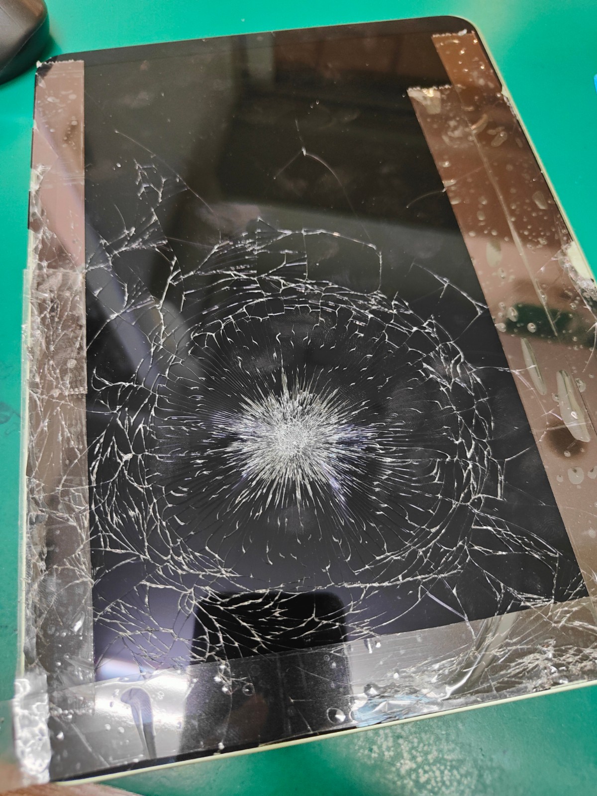 バリバリに割れたiPad Air(第4世代)の画面修理 | スマホ修理の