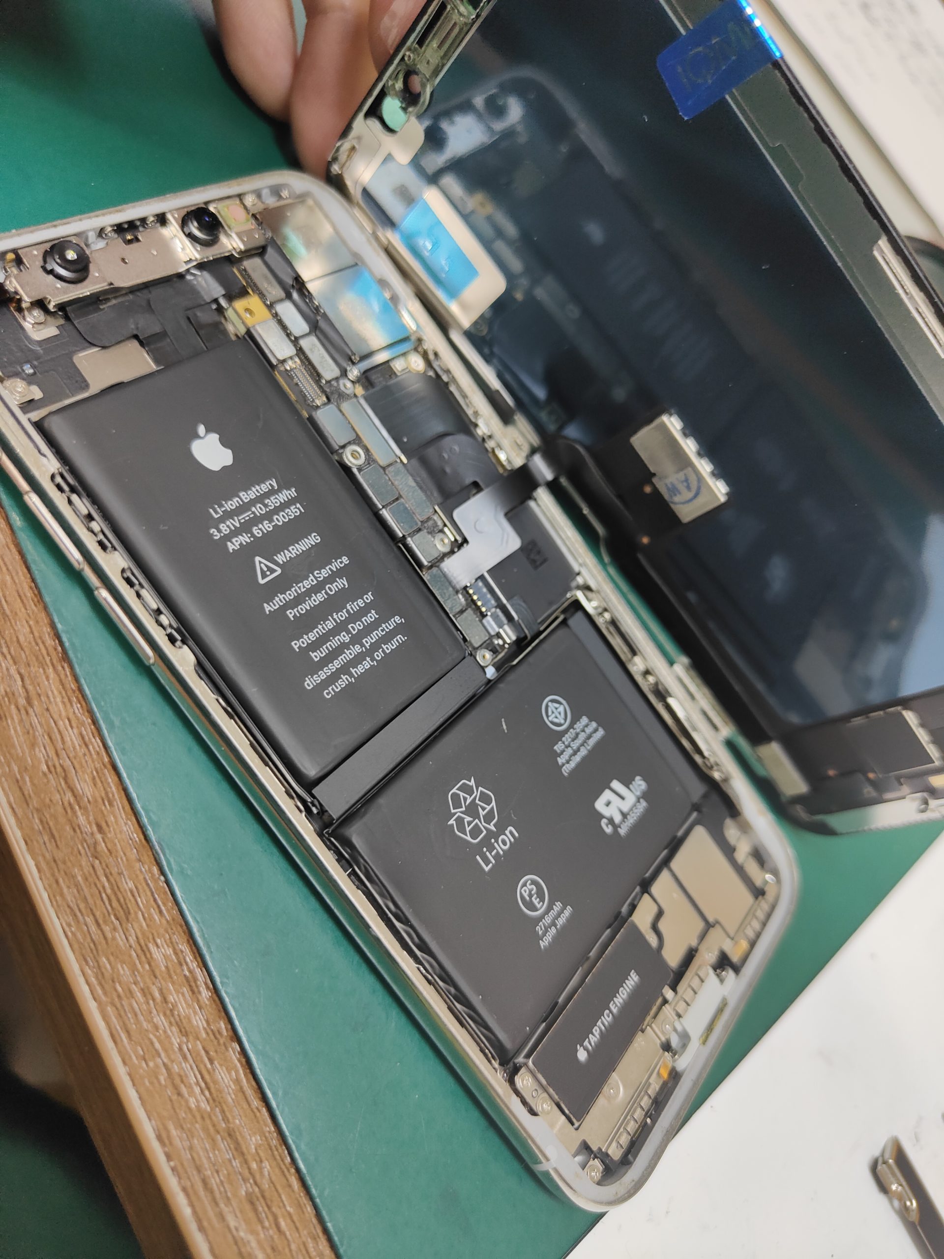 液晶が謎の模様で埋め尽くされたiPhone X 画面修理で即日復活