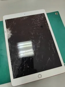画面が割れたiPad(第7世代)を即日修理！ | スマホ修理の【SkillOne