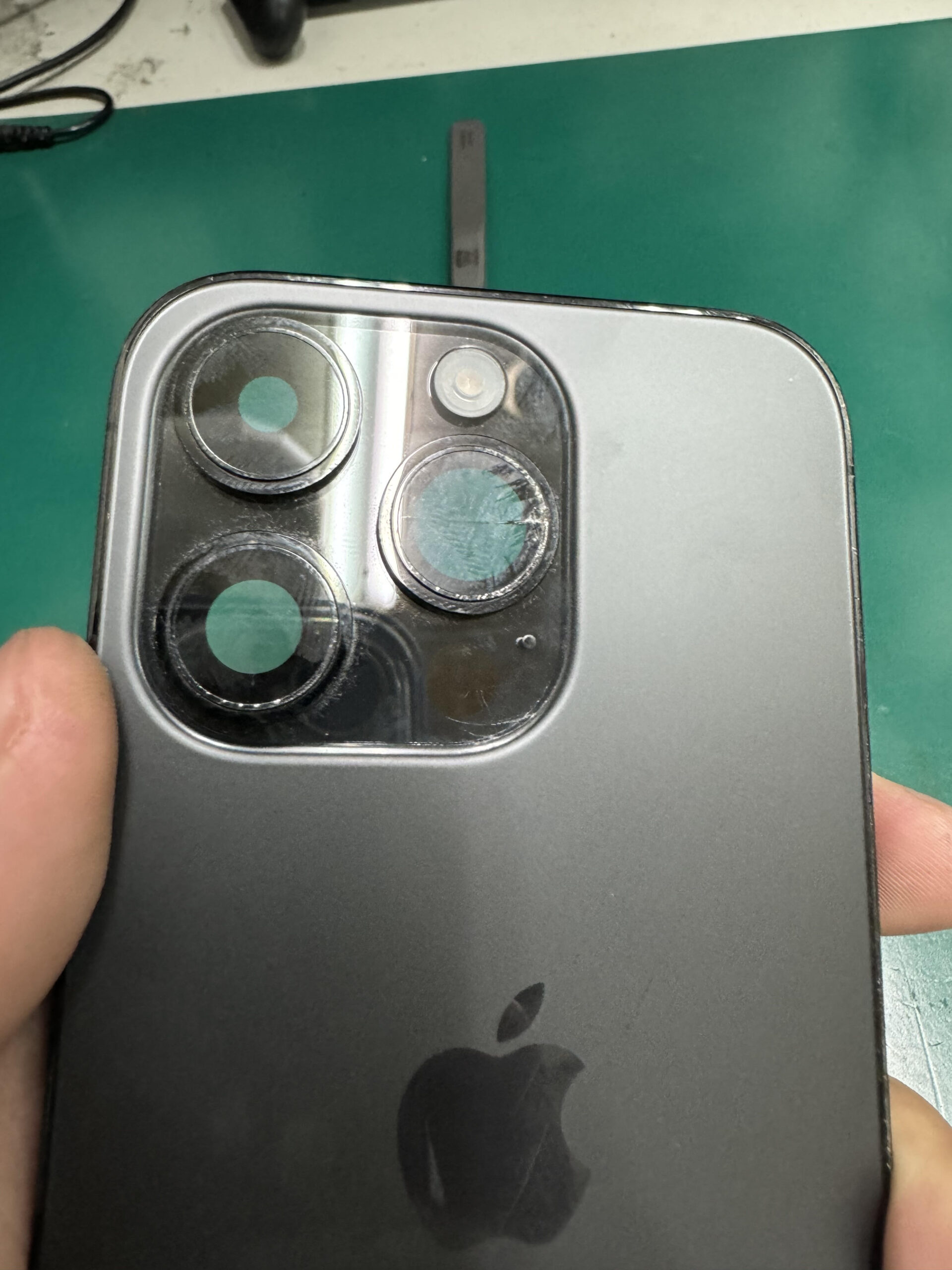 iPhone14Proのリアカメラレンズ割れ即日修理可能です。 | スマホ修理の