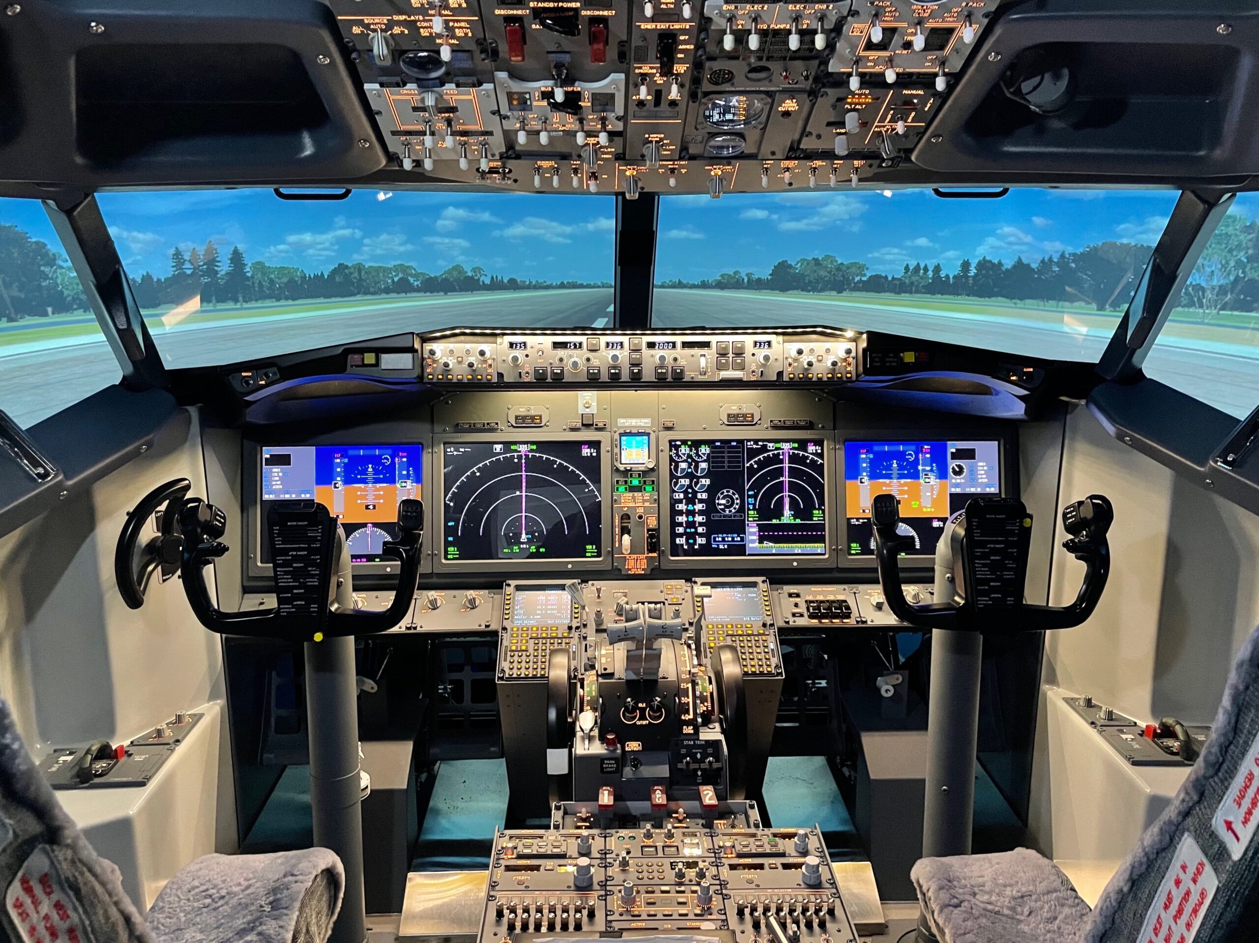 飛行機のコックピット内のスイッチの数について！！ - Skyart JAPAN