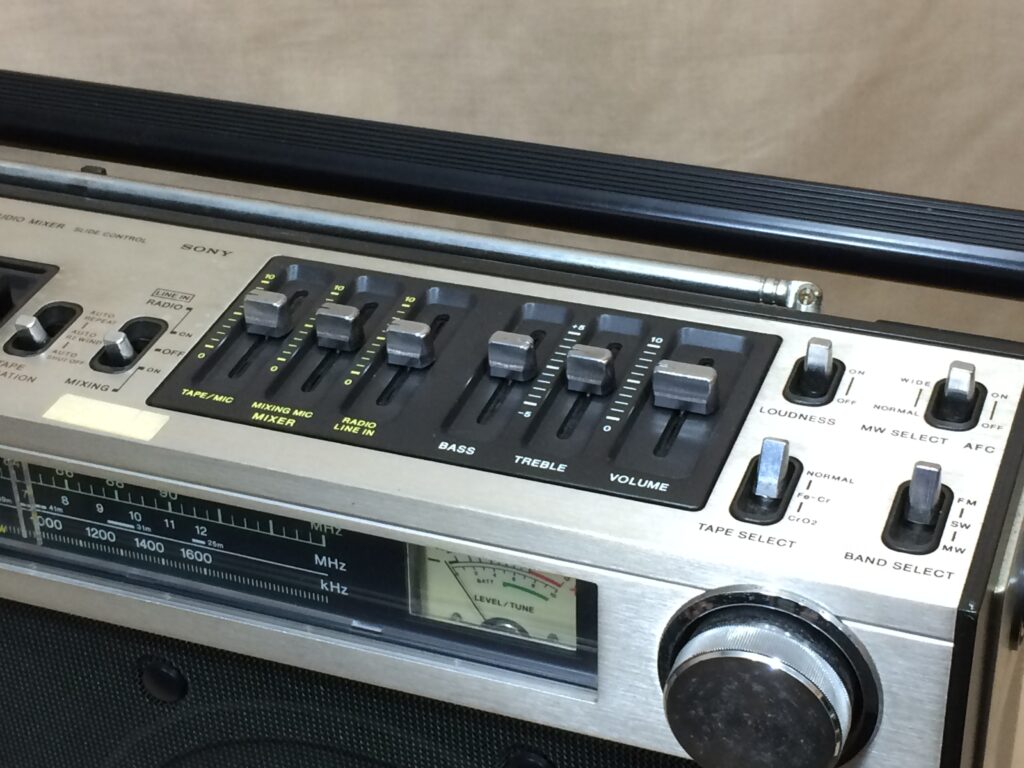 ソニー CF-1990 – 大口径スピーカーを搭載したスタジオシリーズの長兄