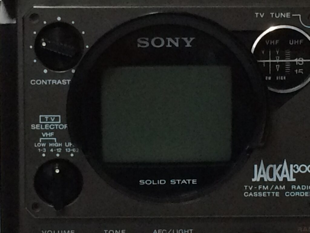 ソニー FX-300 – ユニークな直方体フォルムのテレビ一体型ラジカセ