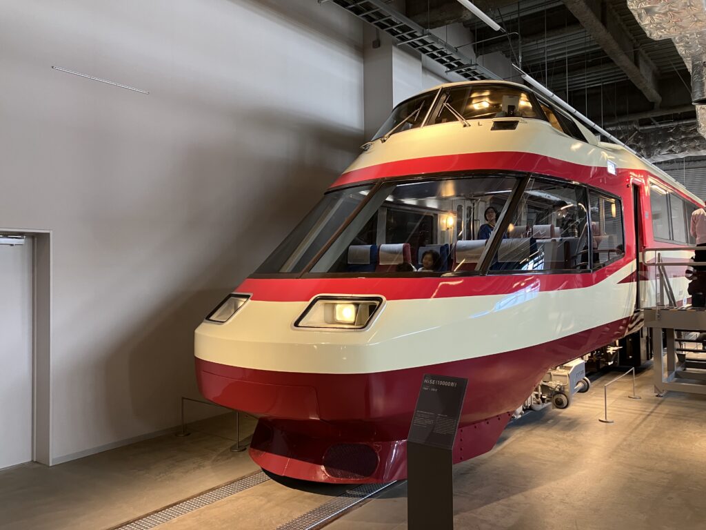 小田急 ロマンスカー – 憧れの展望席で知られるスーパーエクスプレス