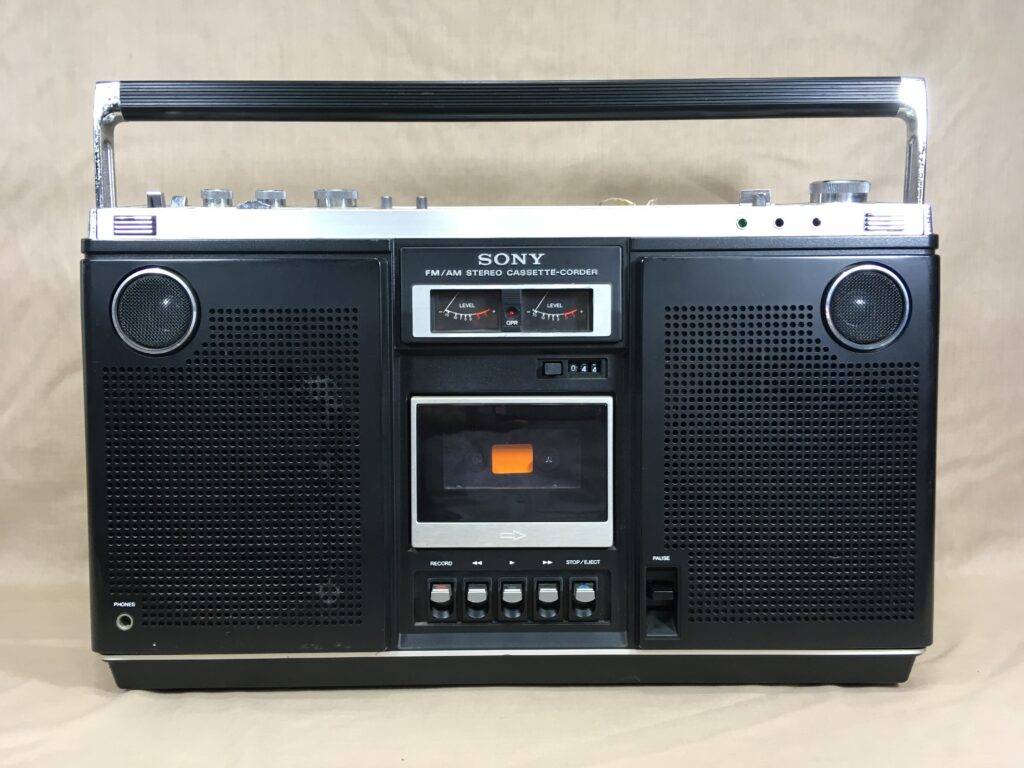 ソニー CF-6500 – 正立式レイアウトがもたらした高級感あふれる