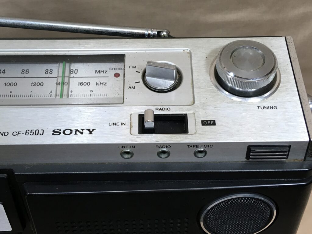 ソニー CF-6500 – 正立式レイアウトがもたらした高級感あふれる