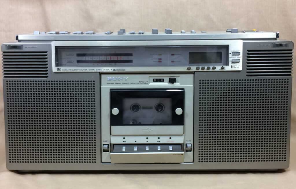 ソニー CFS-D7 – デジタル時代を予感させる未来派ラジカセ | 【昭和