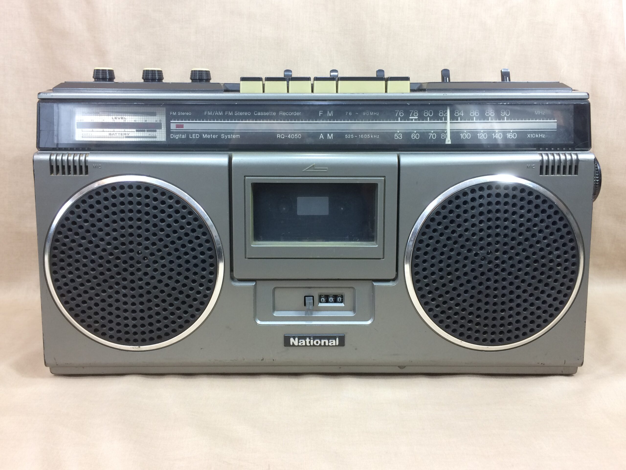 ナショナル RQ-4050 – LEDレベルメーターを初めて搭載したラジカセ