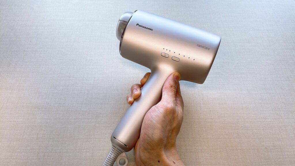 パナソニックのナノケアドライヤーの新旧最上位モデル「EH-NA0J」と