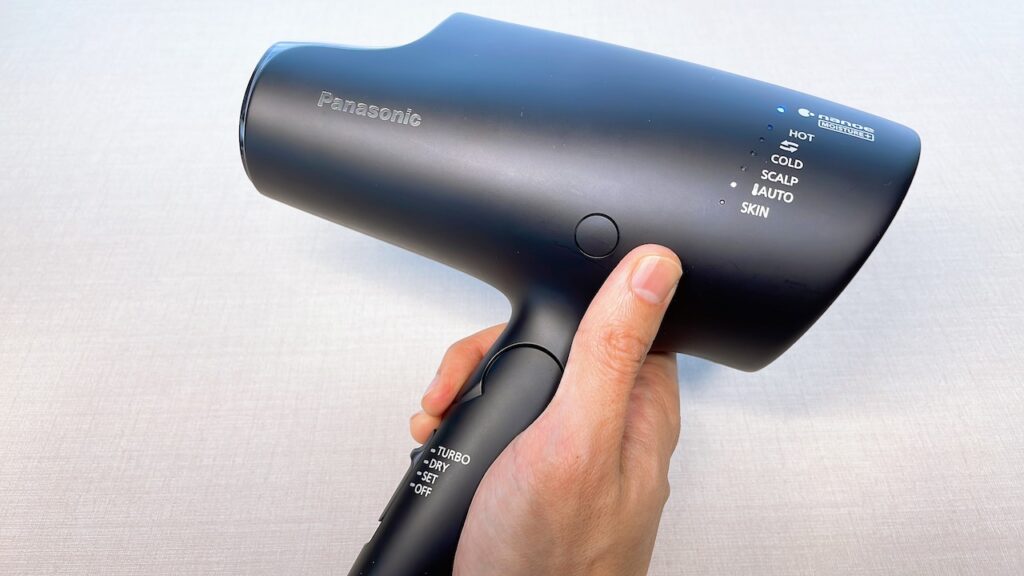 パナソニックのナノケアドライヤーの新旧最上位モデル「EH-NA0J」と