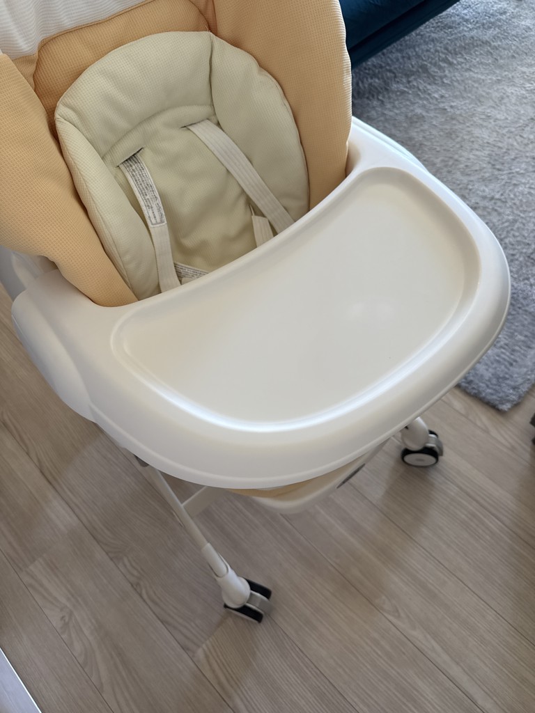 ネムリラ テーブル（白）｜コンビ公式ブランドストア