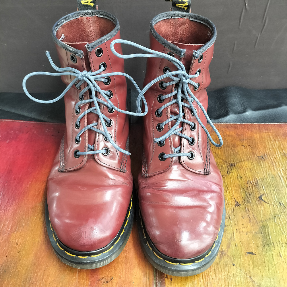 チェリーレッドの“Dr. Martens”の補修に、レノベイティングカラー補修