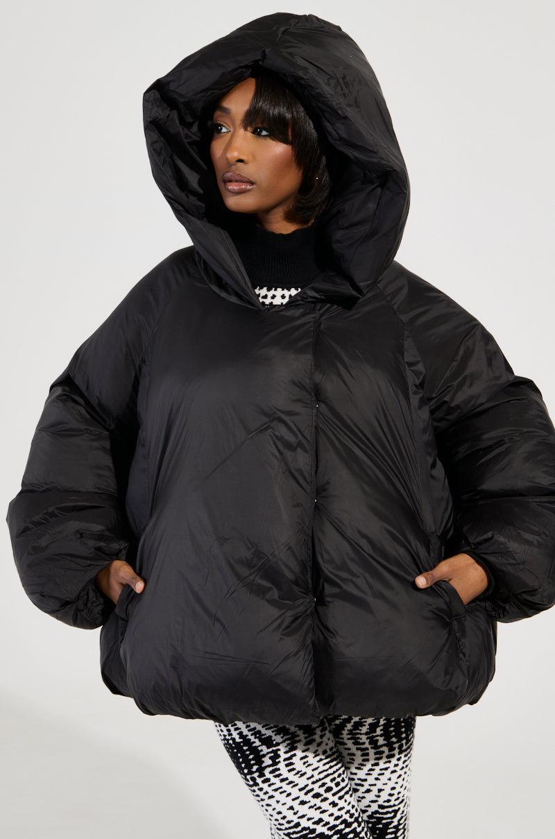 LEONE STATEMENT CIRCLE CROP PUFFER IN BLACK – AKIRA