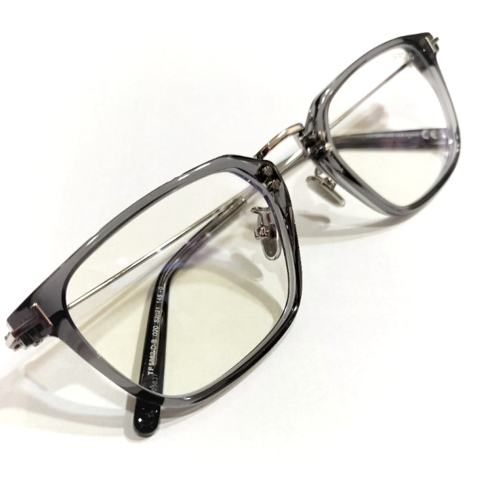 軽やかに楽しむ TOM FORD のアイウェア｜トム・フォードのクリアグレー