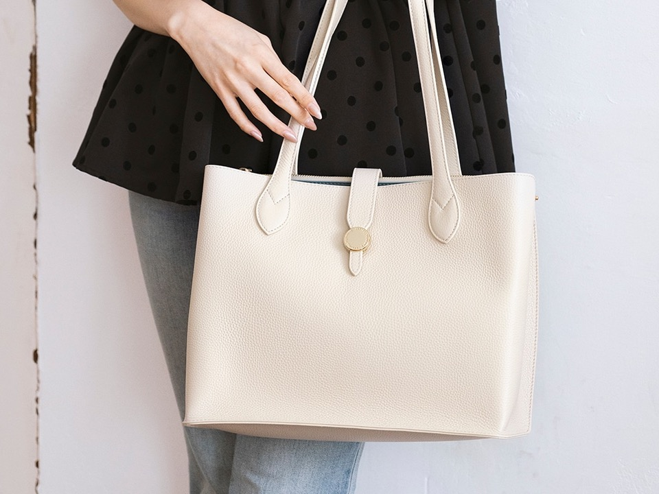 軽さが魅力のレザーA4トートです✨ | サマンサタバサ | 大丸神戸店公式