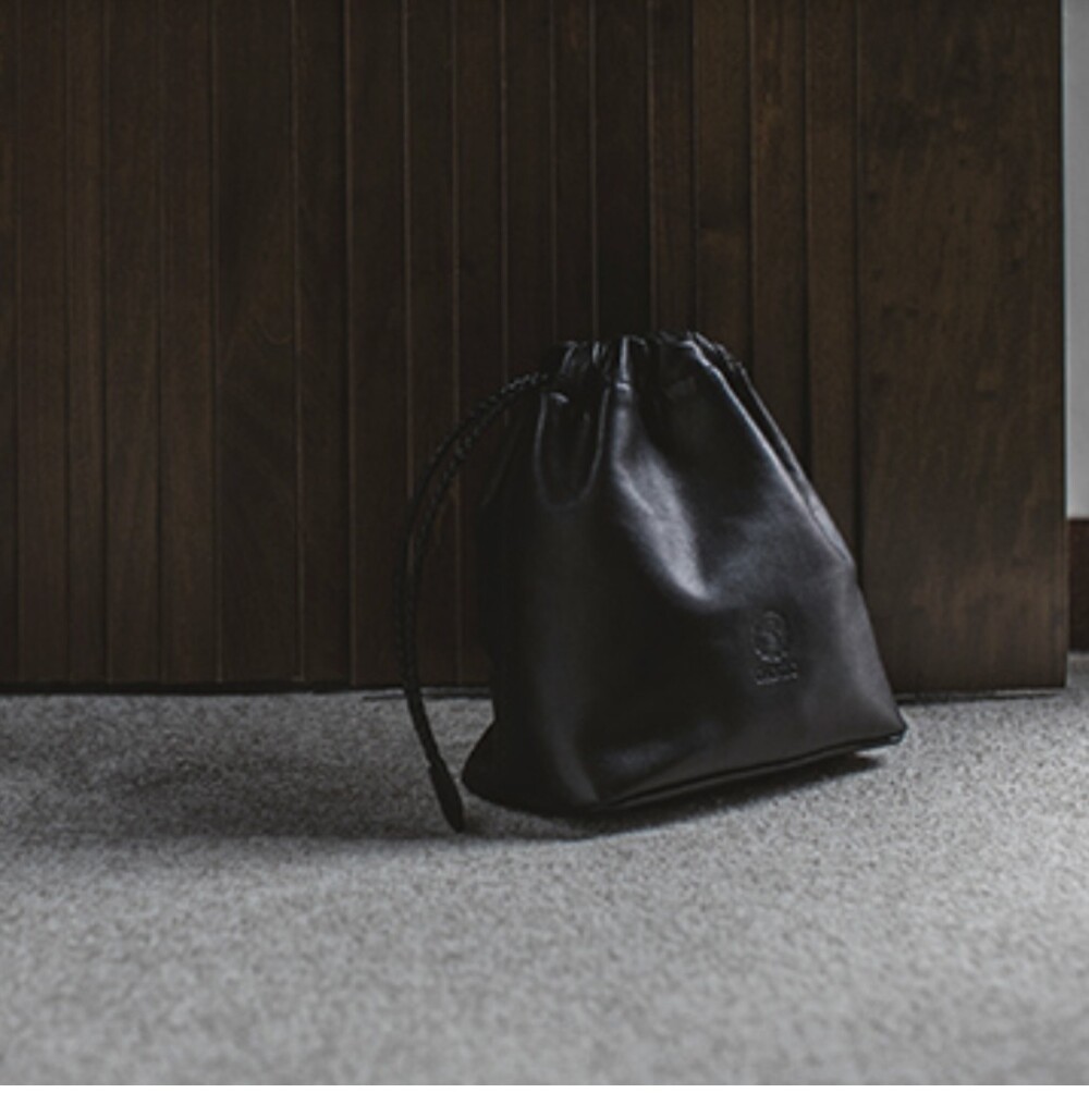 クラス感漂うラムレザー巾着 | ガンゾ | 大丸神戸店公式 SHOP BLOG