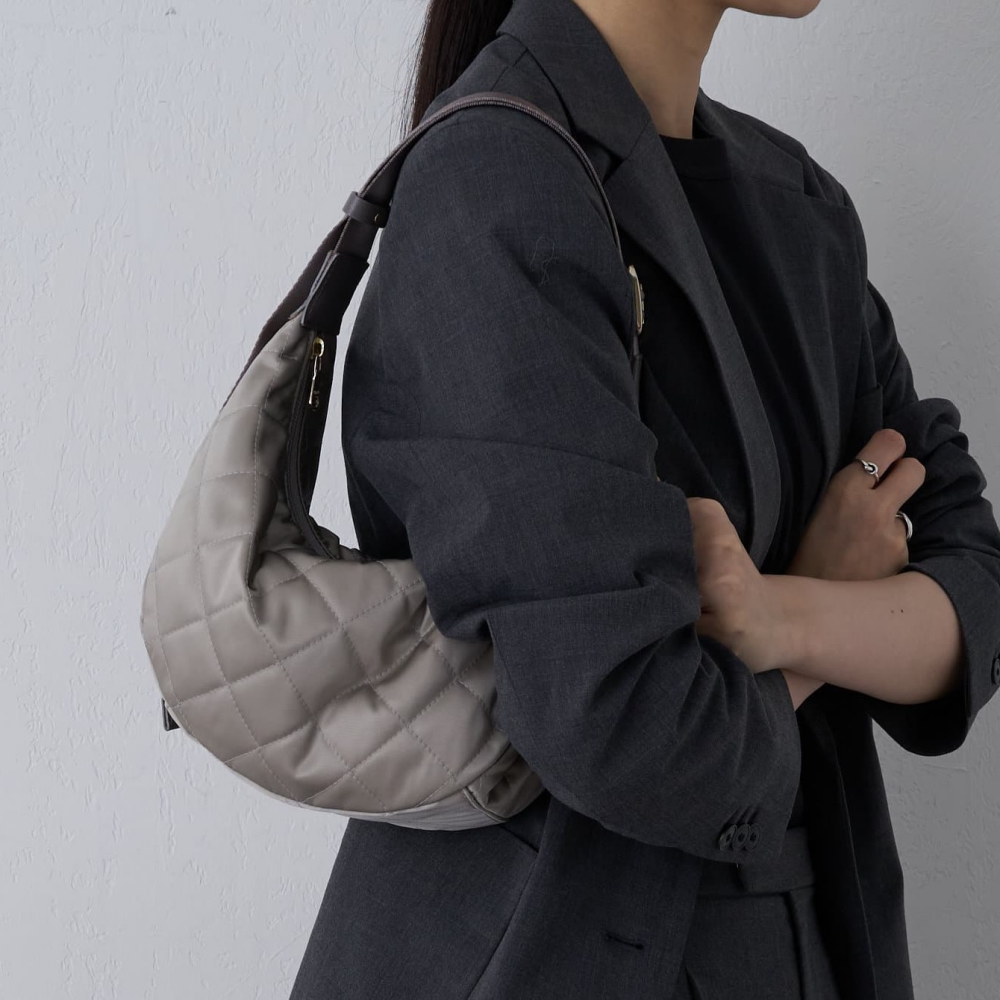 バッグから秋を取り入れる】人気のラウンドショルダーバッグに