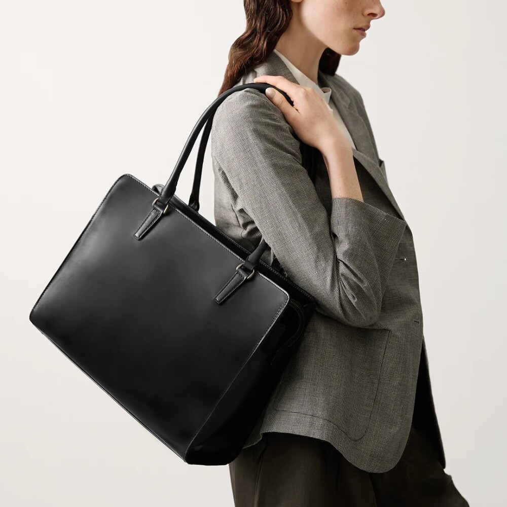 構造美が光る、凛とした横顔。大人のモダンレザートート「アンティーク