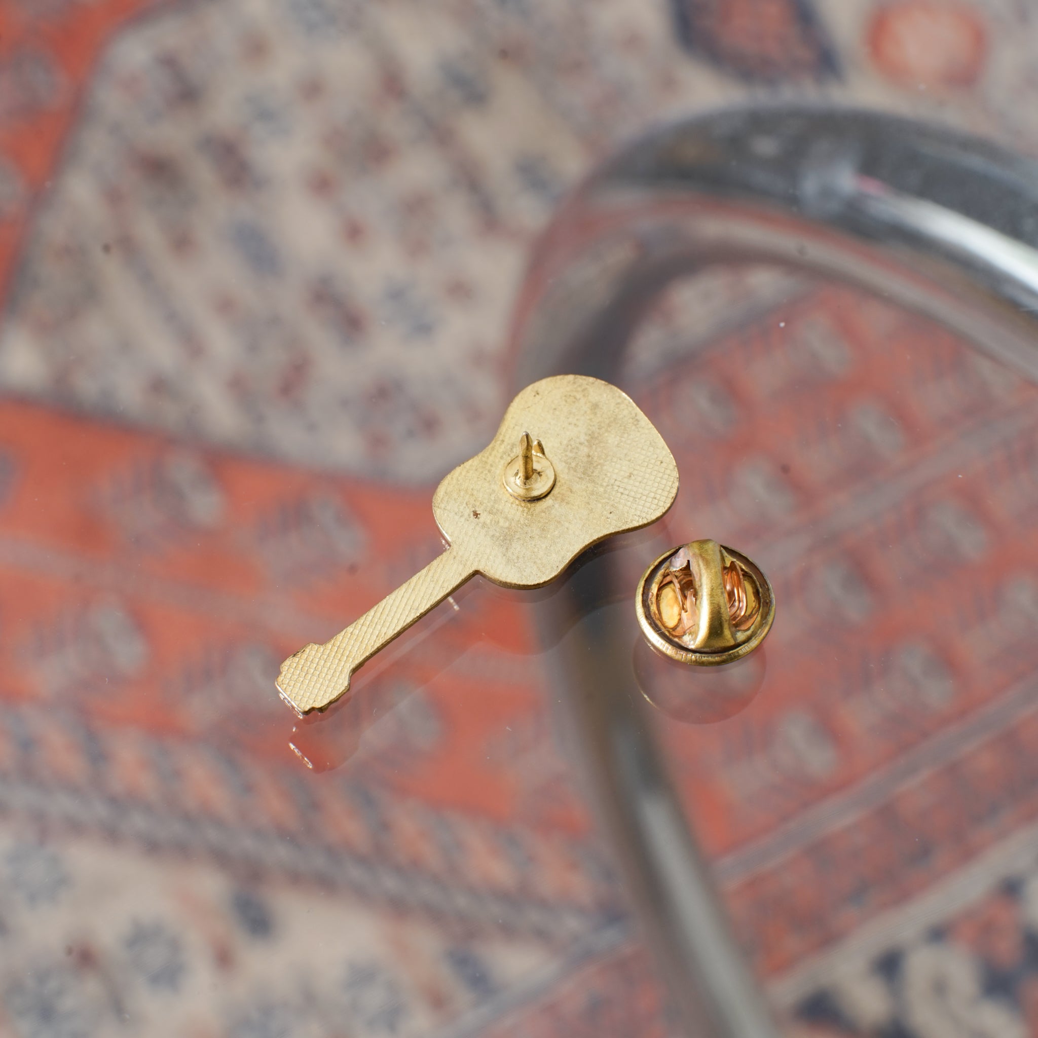 アコースティックギター型ピンバッジ#1｜ギターストラップ屋が選ぶ古着