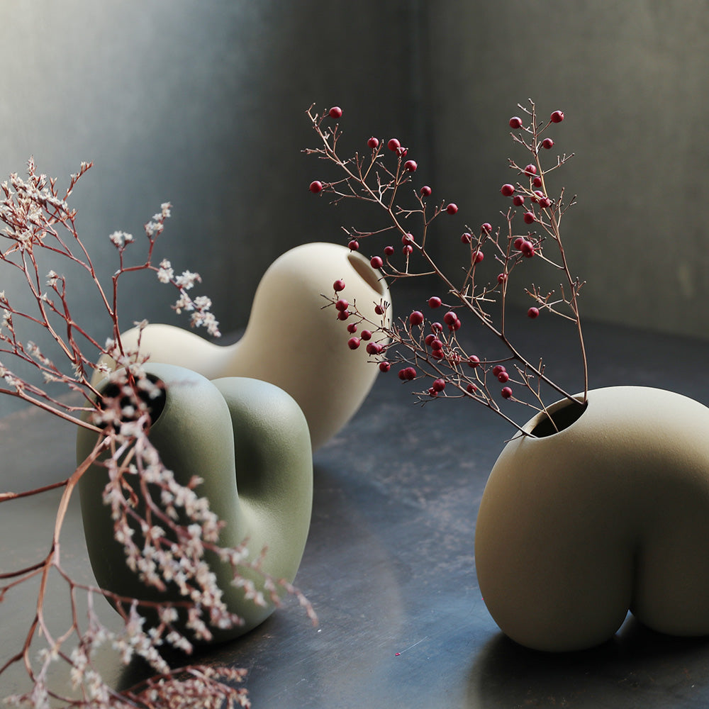 シンボリックな美、象徴的な姿のフラワーベース Moku、Moma、Mori